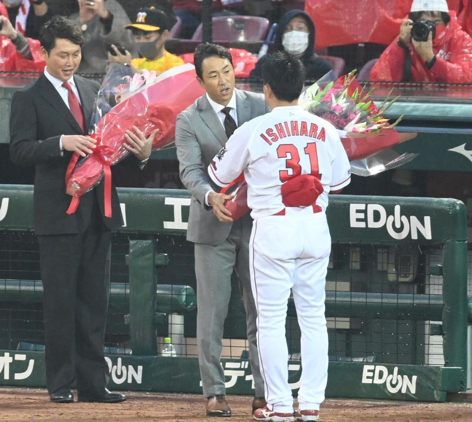 カープ石原の引退セレモニーに黒田 新井が登場 會澤は涙止まらず Kジョンソンは熱い抱擁 広島東洋カープアンテナ カープ石原の引退セレモニーに黒田 新井が登場 會澤は涙止まらず Kジョンソンは熱い抱擁 広島東洋カープアンテナ