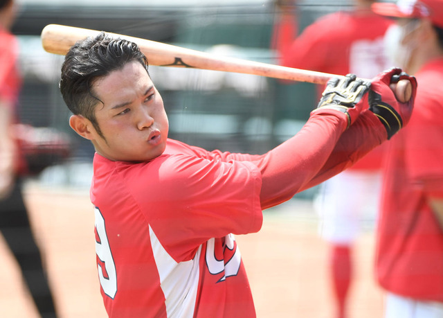 カープ正随プロ初スタメンで今季初ヒット