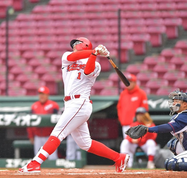 カープ鈴木誠也オープン戦1号2ランホームラン