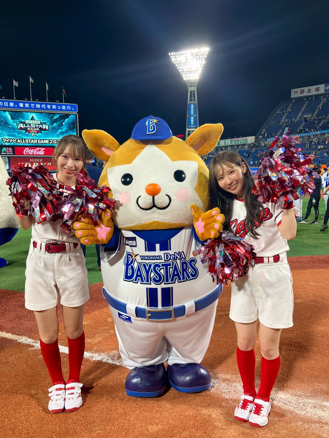 カープのホームランガールが必死にチアガールのダンスを真似するシーンオールスター2025