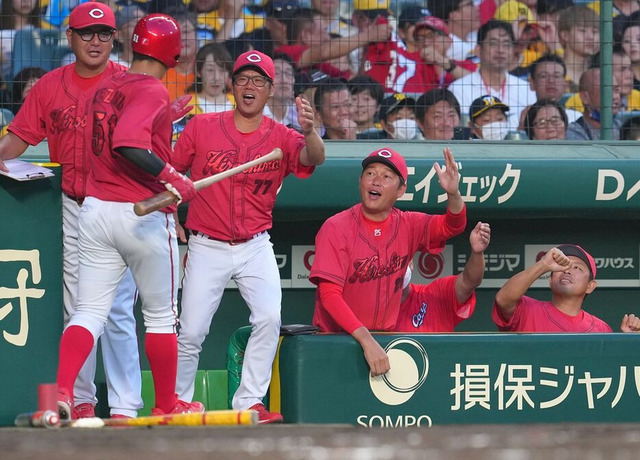 阪神スタッフ「カープ藤井監督と新井コーチに挨拶してきました（満面の笑み）」