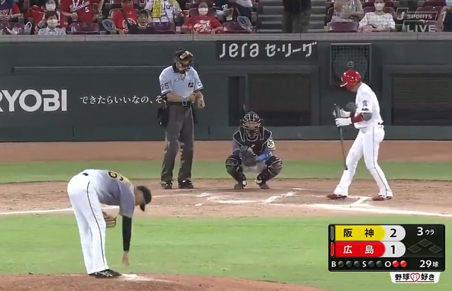 長野久義_バット投げ珍プレー_07