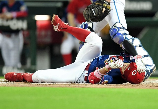 カープ菊池涼介自打球負傷交代