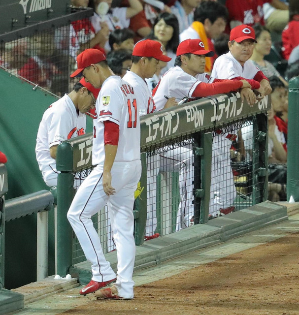 福井優也グラブ叩きつける