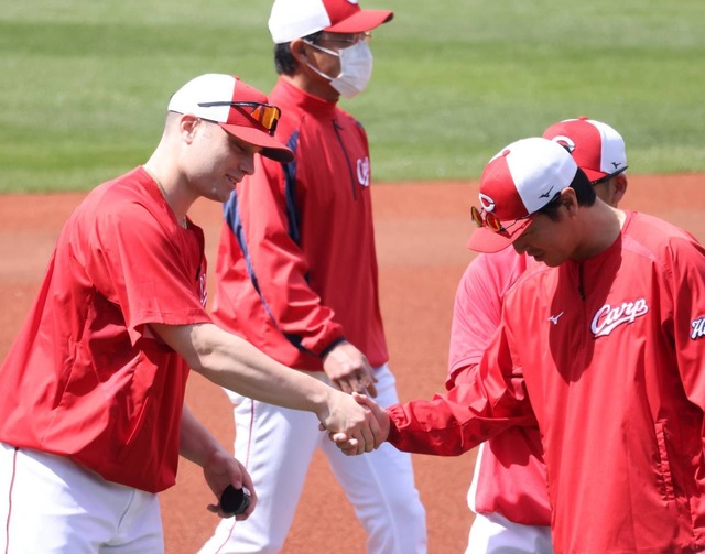 カープ長野久義、マクブルームの誕生日に食事に誘っていた