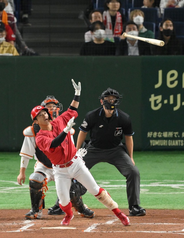 カープ上本崇司、1号ホームラン！華麗なバット投げ披露！！