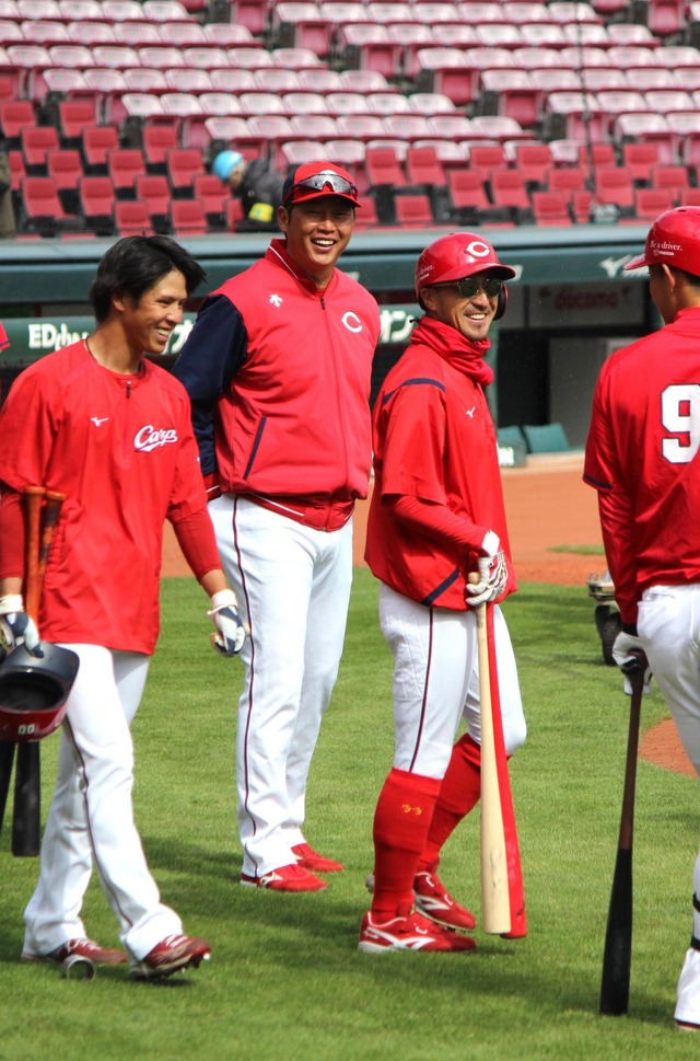 カープ新井監督「いきなりケガされては困る」初マツダスタジアムは時短練習