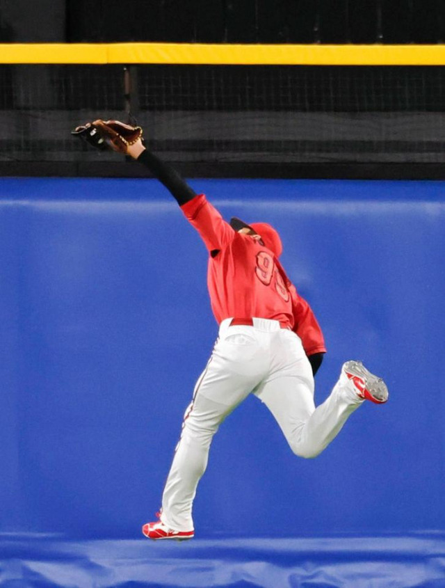 カープ二俣翔一のスーパーキャッチ