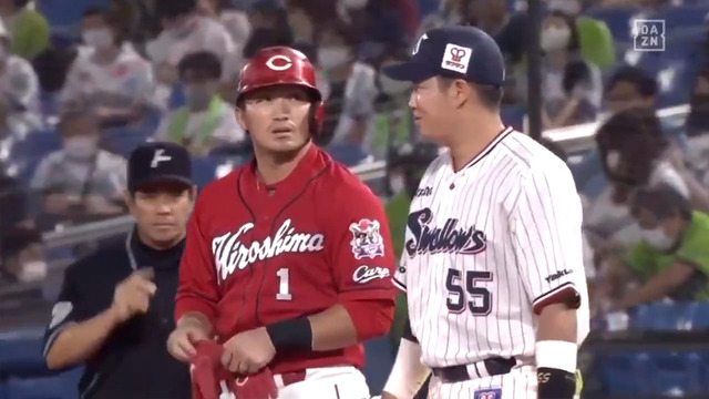 鈴木誠也_村上宗隆_一塁上で交流_00