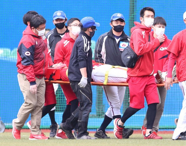 カープ野間が末包と交錯し救急車で搬送『頭部の打撲』と診断