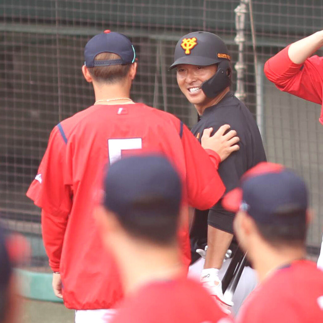 巨人長野さん、カープ西川の打席で謎のサインを送る