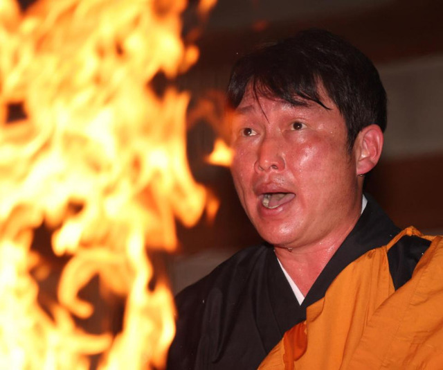 カープ新井監督が護摩行22回目で決意「絶対に高く飛び上がる」