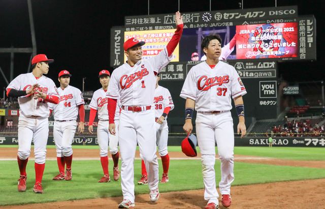 鈴木誠也「バイバイ」カープファンに手を振り挨拶