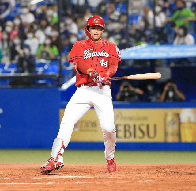 カープ林晃汰、プロ初打席で豪快な空振り三振