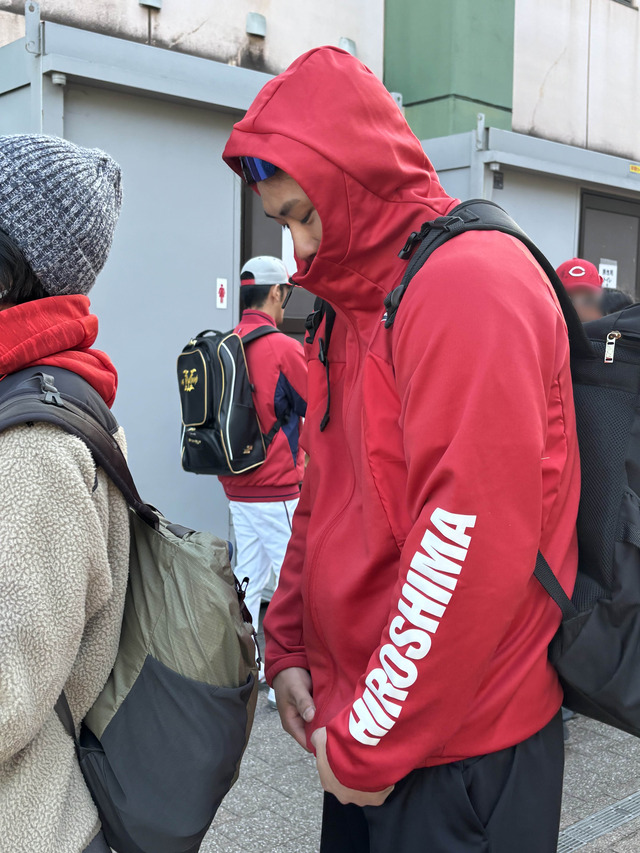 カープ中村奨成、石原貴規にイタズラする_01