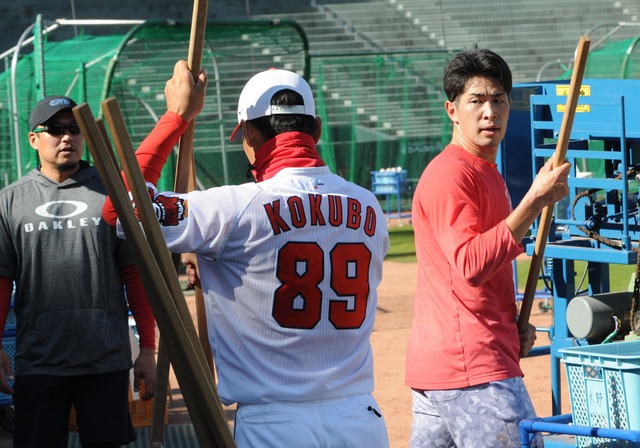 カープ戦力外の安部、小窪&松山と惜別ノック (2)