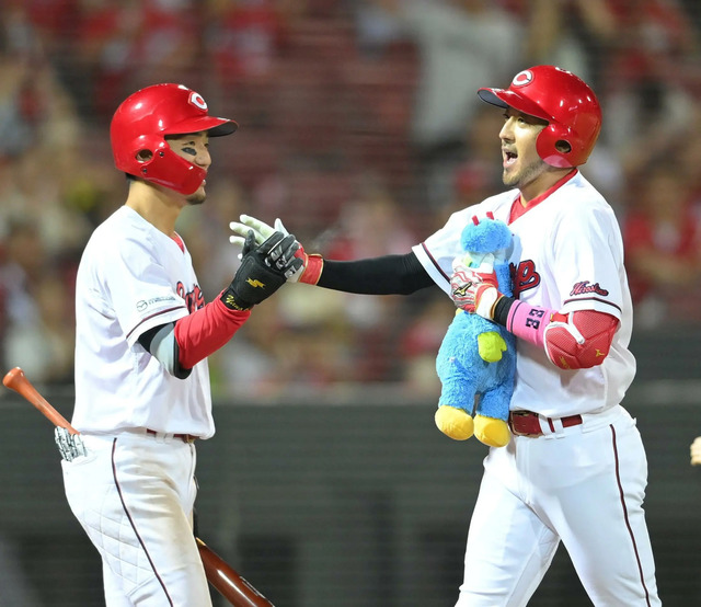 カープ矢野雅哉1号ホームラン！菊池涼介8号とのアベック弾にズムスタ＆ベンチ大歓喜ｗｗｗｘｗ