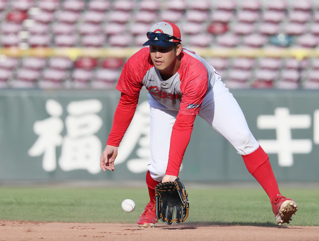 カープ小園が侍ジャパンに向けセカンド守備練習！「全然ダメです。これから練習したい」