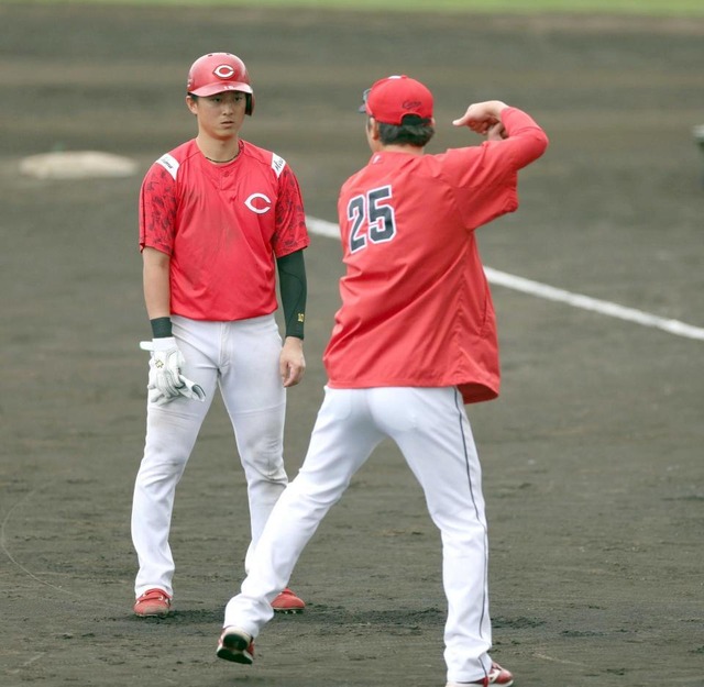カープ新井監督が佐々木泰を直接指導!『打撃指導解禁』は今季初2