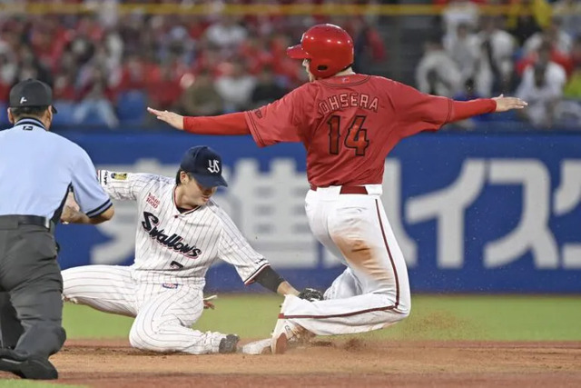 【朗報】広島カープさん、盗塁を去年の3倍のペースで決める！年間80盗塁ペース