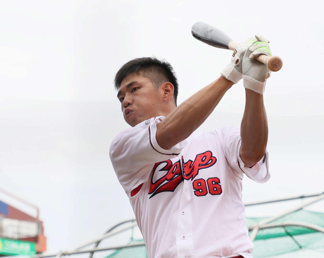 カープ中村奨成、50万増の年俸800万円で契約更改