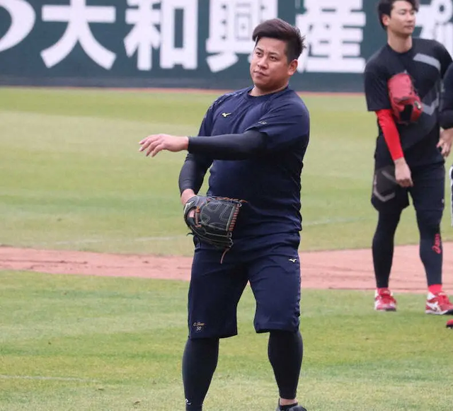 カープ戸根、広島で初練習「恩返ししたい」セットアッパーに名乗り「50～60試合ぐらいは投げたい」