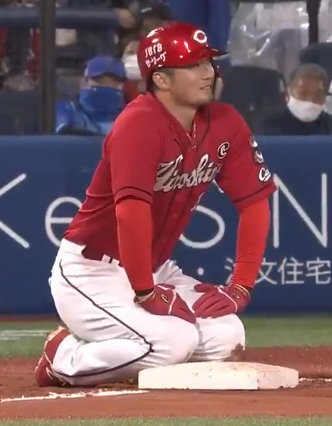 カープ鈴木誠也ベース上で滑って寝転ぶ_10