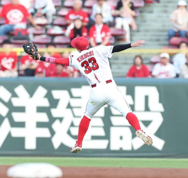 カープ菊池『超絶美技』！背走ジャンピングキャッチで大量失点を防ぐ！