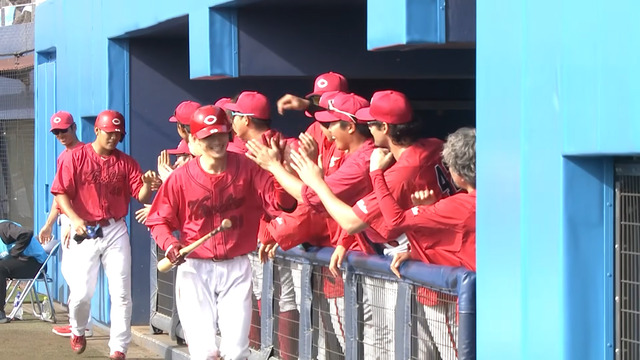 カープ新井監督辰見のホームランで笑う_03