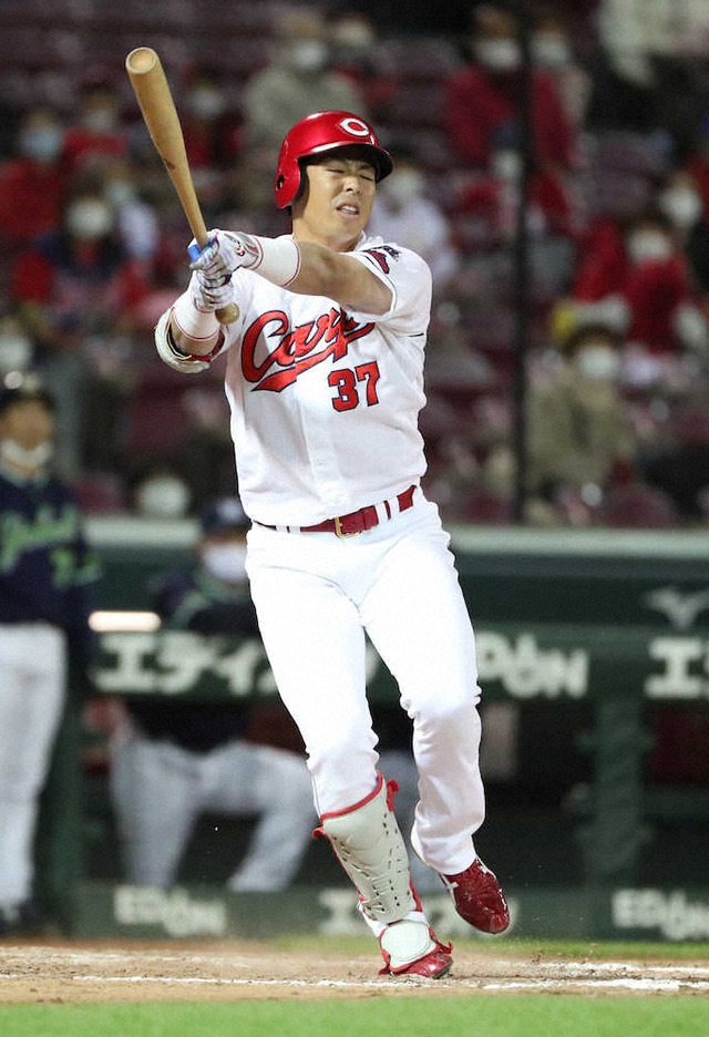 カープ野間峻祥、400万減の年俸3000万で契約更改 (2)