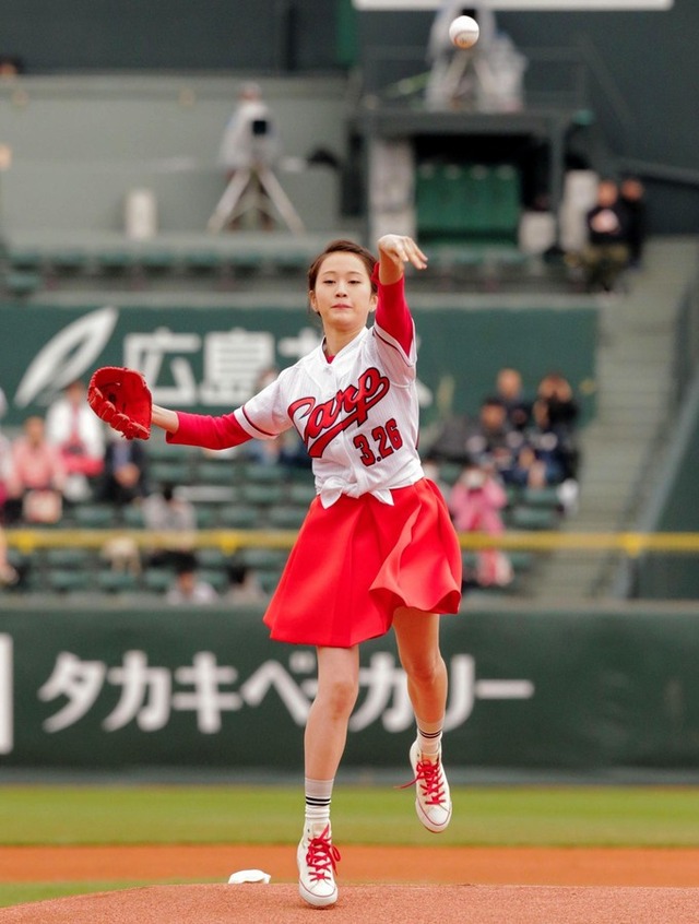 前田敦子始球式マツダスタジアム