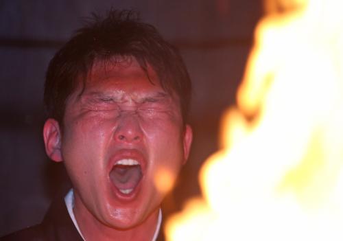 新井さん_護摩行_やけど_04