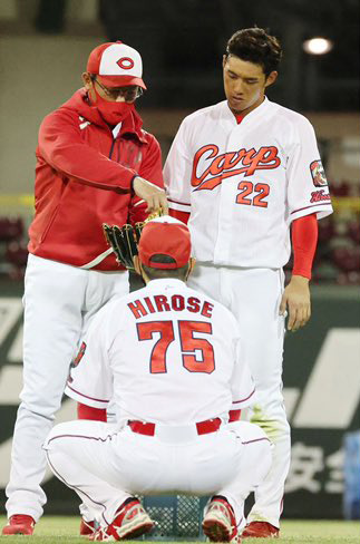 中村奨成_試合後居残り特守_02