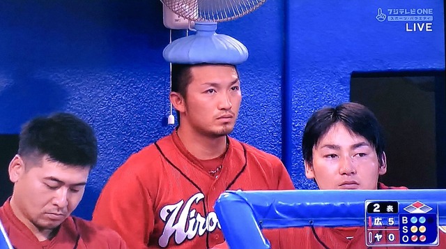 鈴木誠也_氷のう_頭冷やす_04