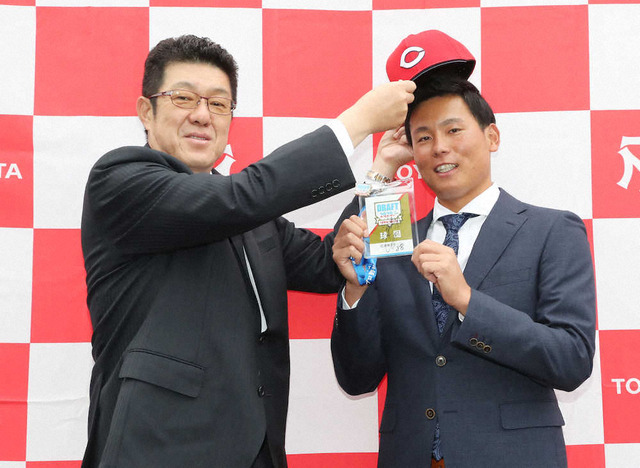 カープドラ1栗林に佐々岡監督が指名挨拶