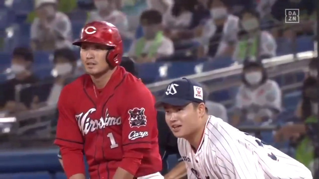 鈴木誠也_村上宗隆_一塁上で交流_02