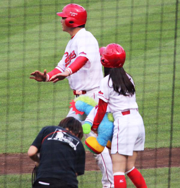 新井貴浩_ホームランガール_サムネ