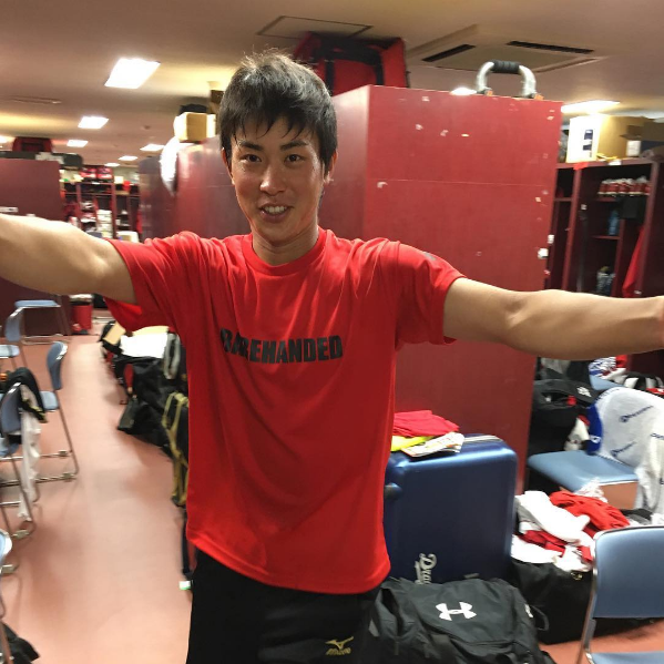 堂林大瀬良抱きつく