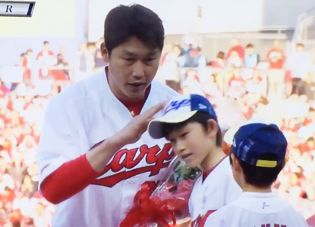 新井さん子供始球式2