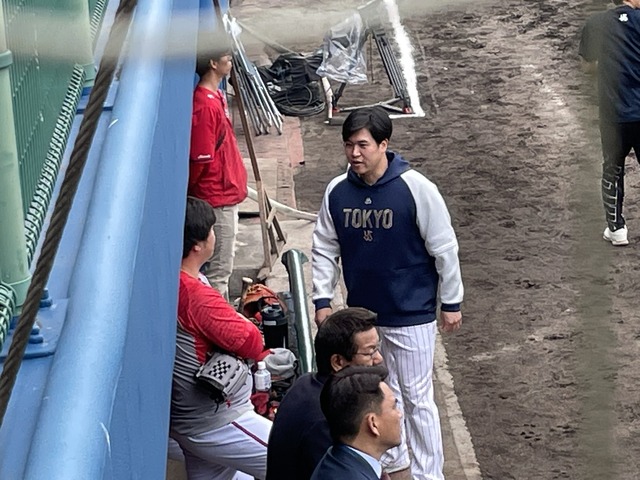 ヤクルト矢崎がカープ選手と再会！試合前に挨拶に訪れ旧交を温める