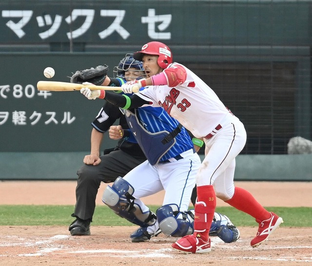 【CS】カープ菊池がDeNA東から同点スクイズ！羽月が三盗＆激走ホームイン！！