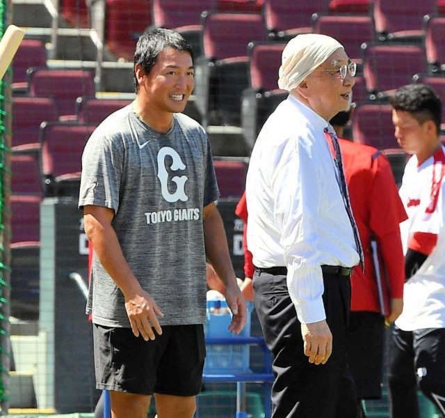 カープ松田オーナーが新井監督を激励シーズン中では異例巨人長野も駆け寄る