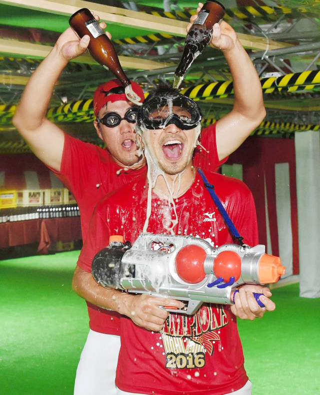 菊池涼介ビールかけ