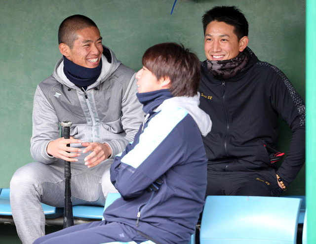 カープ中村奨成と巨人小林誠司のルーティーンがほぼ同じ