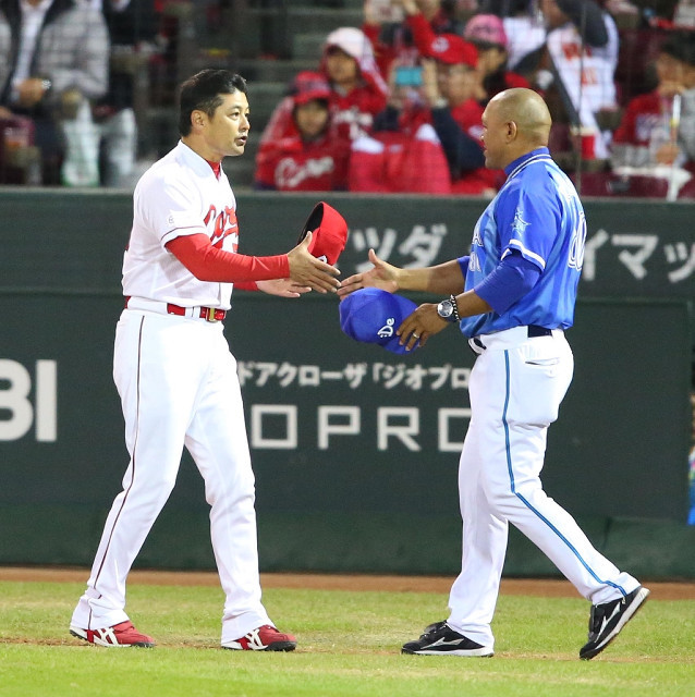 緒方監督ラミレス監督握手