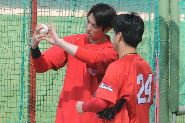 カープ森下、ドラ1黒原にカーブを教える