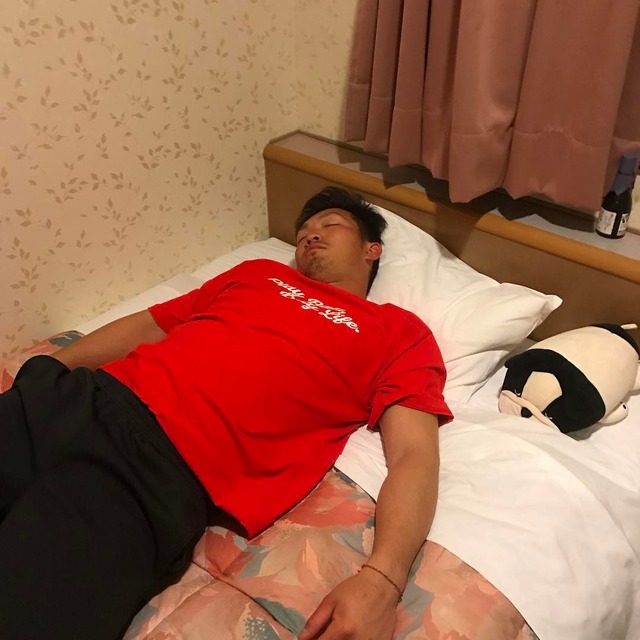 鈴木誠也_野間の部屋で爆睡_02