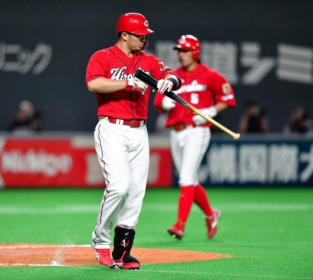 鈴木誠也延長10回押し出し四球