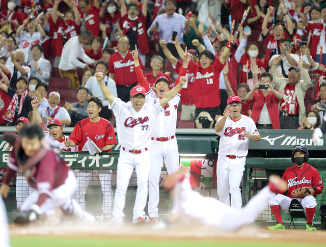 カープサヨナラ勝ち時の新井監督＆藤井ヘッドｗｗｗ