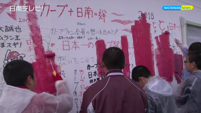 油津駅_赤くなる_カープ駅